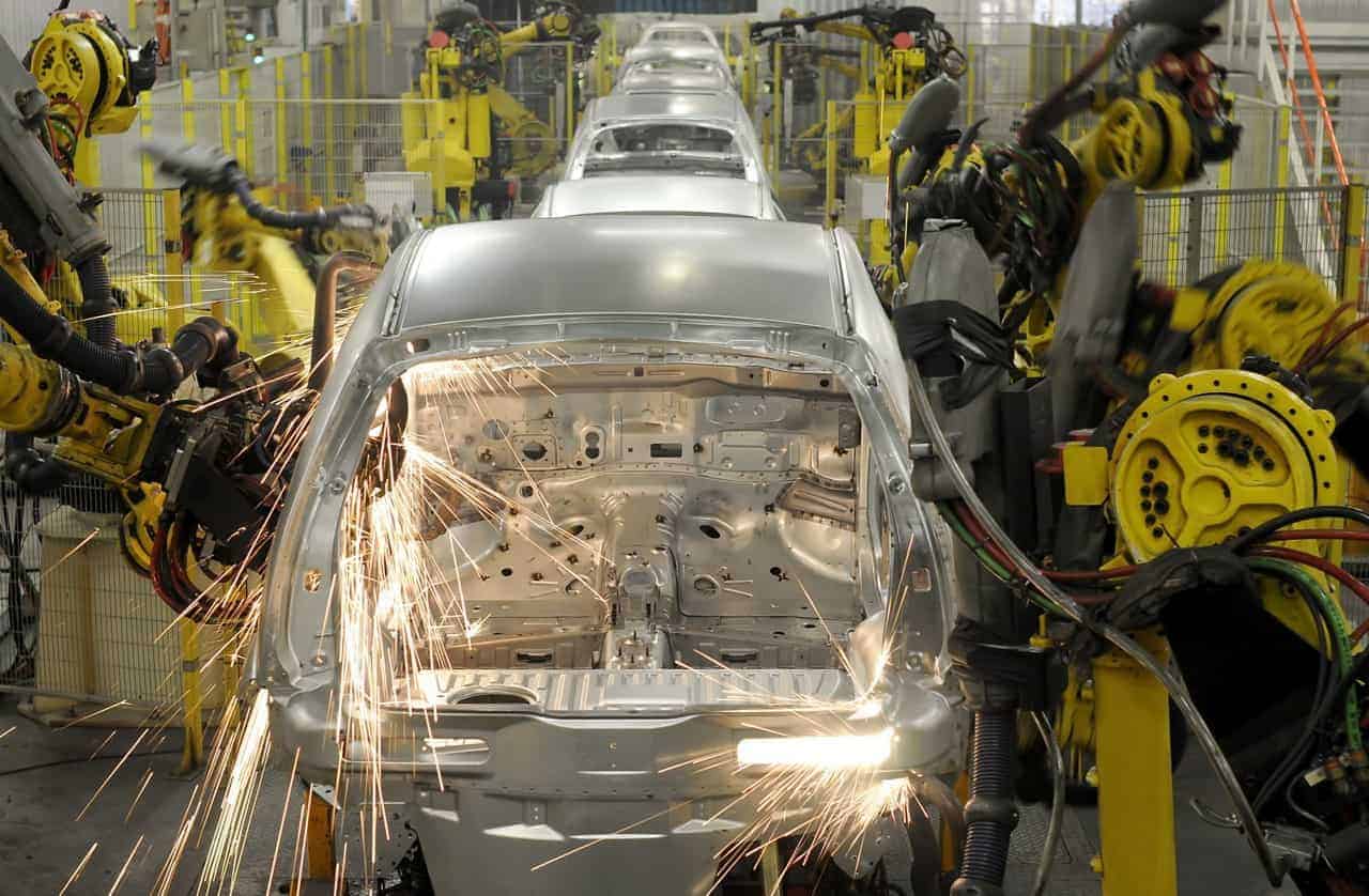 Segurança de Máquinas na Indústria Automotiva esteira, robô, máquinas, segurança, NR12, automação industrial.